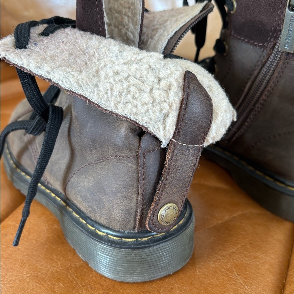 Dr. Martens Amilita J Sherpa Lined Leather Boots Brown Youth Size 2 Fall School - Picture 6 of 11